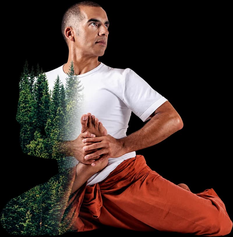 Maestro Damodar Daniel in posizione di yoga